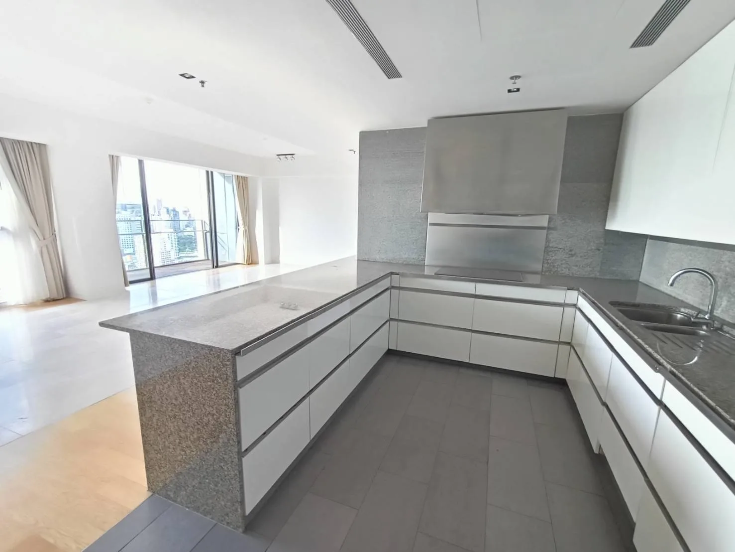 Property photos for The Met
