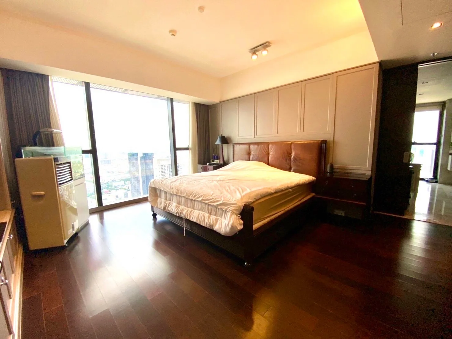 Property photos for The Met