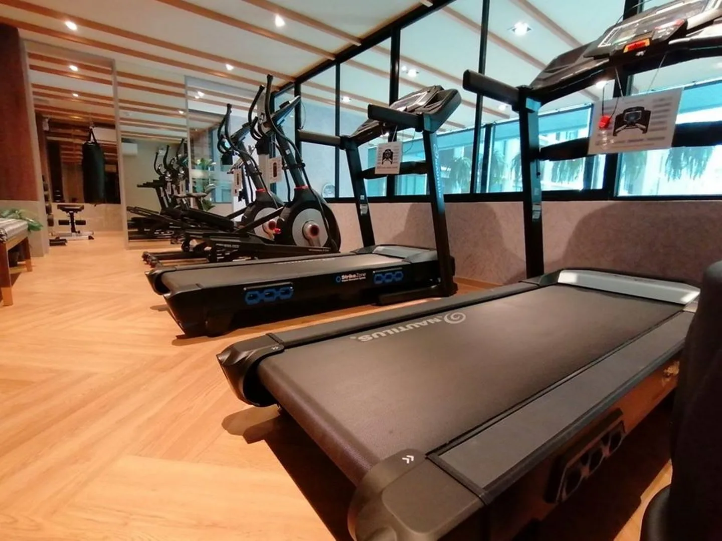 Property photos for Brown Condo Huaikwang