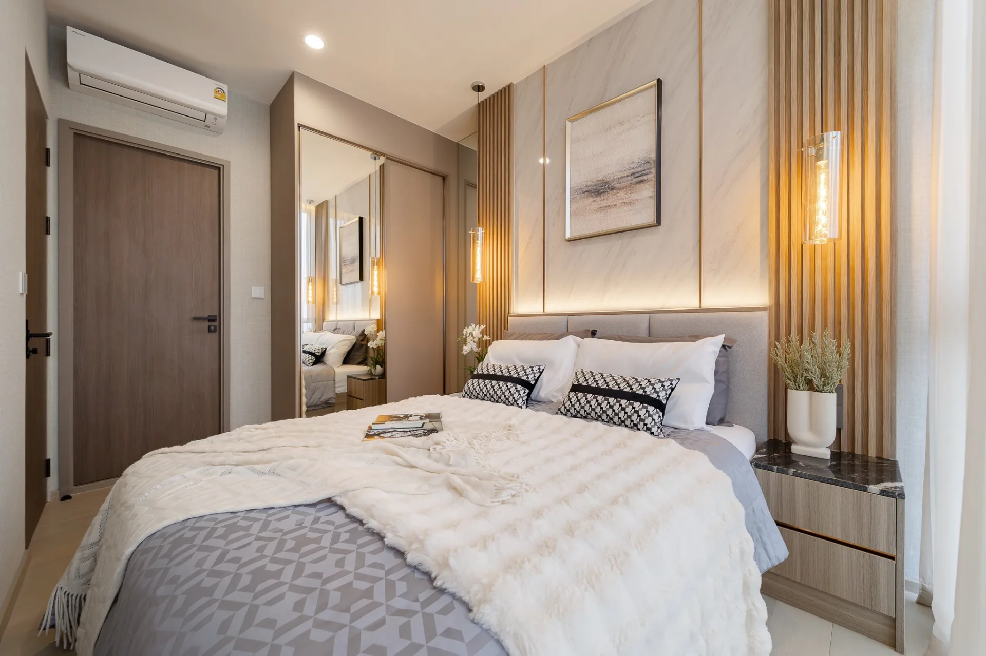 Property photos for The Extro Phayathai-rangnam