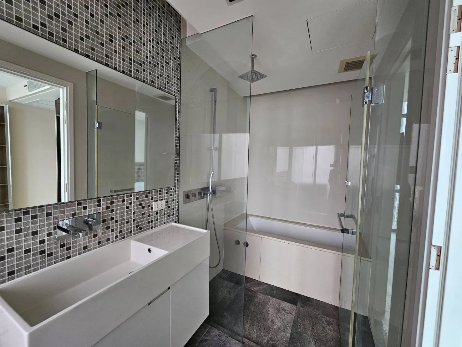 Property photos for The Room Sukhumvit 21