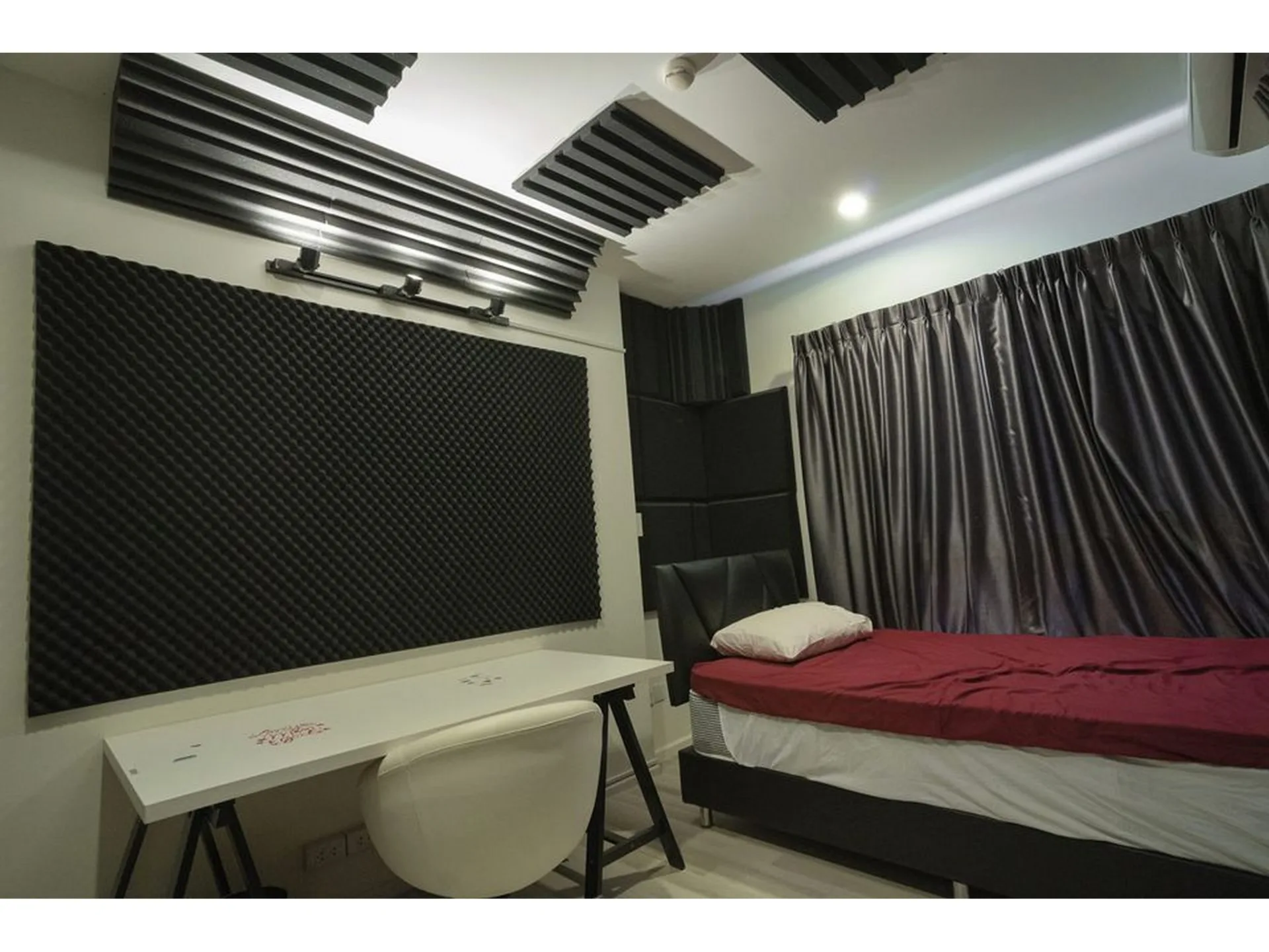 Property photos for The Key Sathorn - Charoenraj
