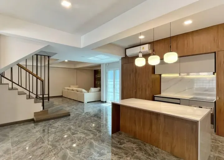 Property photos for White Mansion