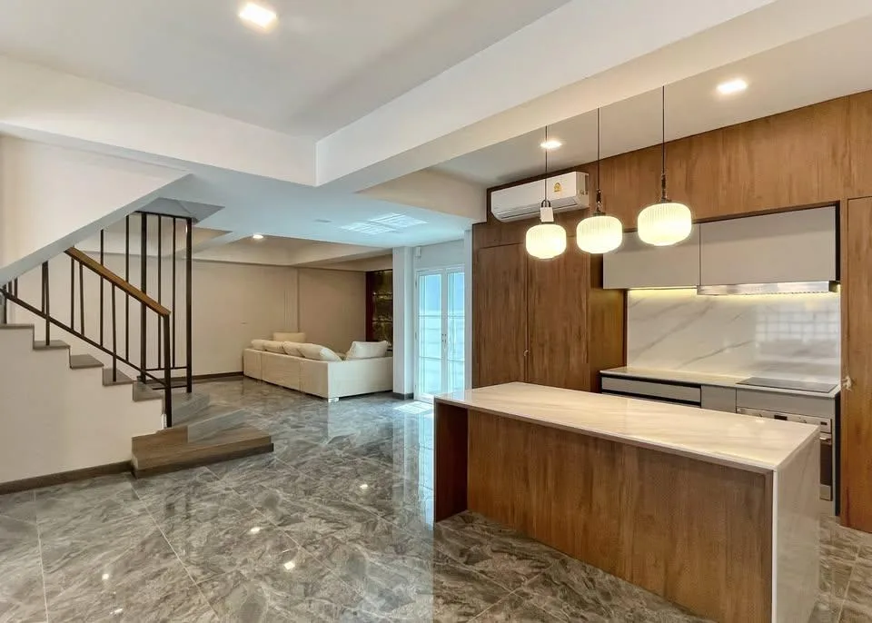 Property photos for White Mansion