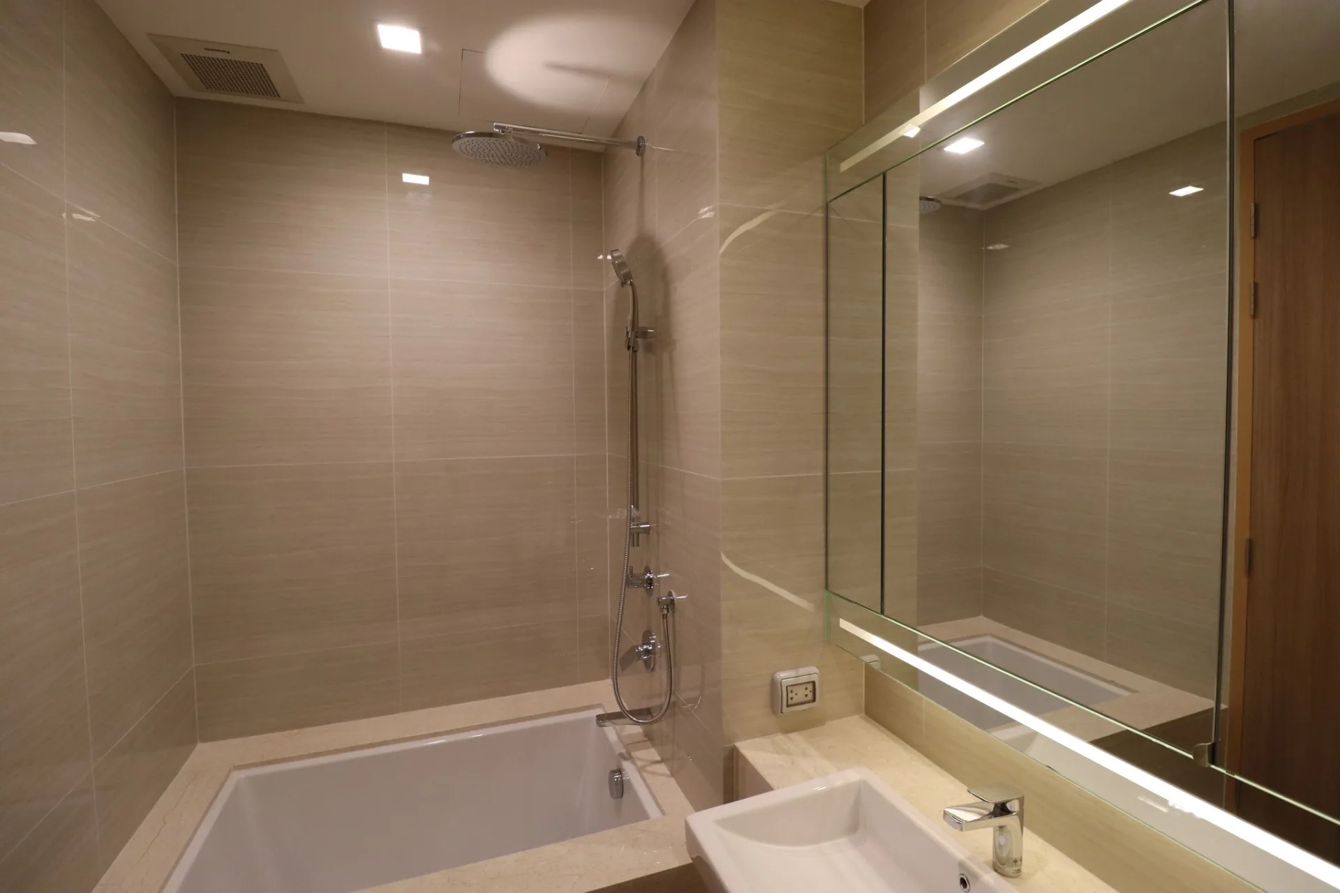 Property photos for Noble BE 33