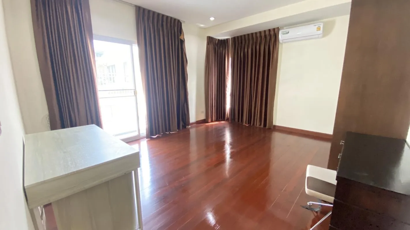 Property photos for Single House Suk. 63