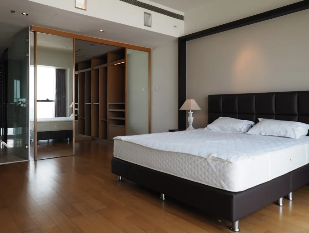 Property photos for The Met