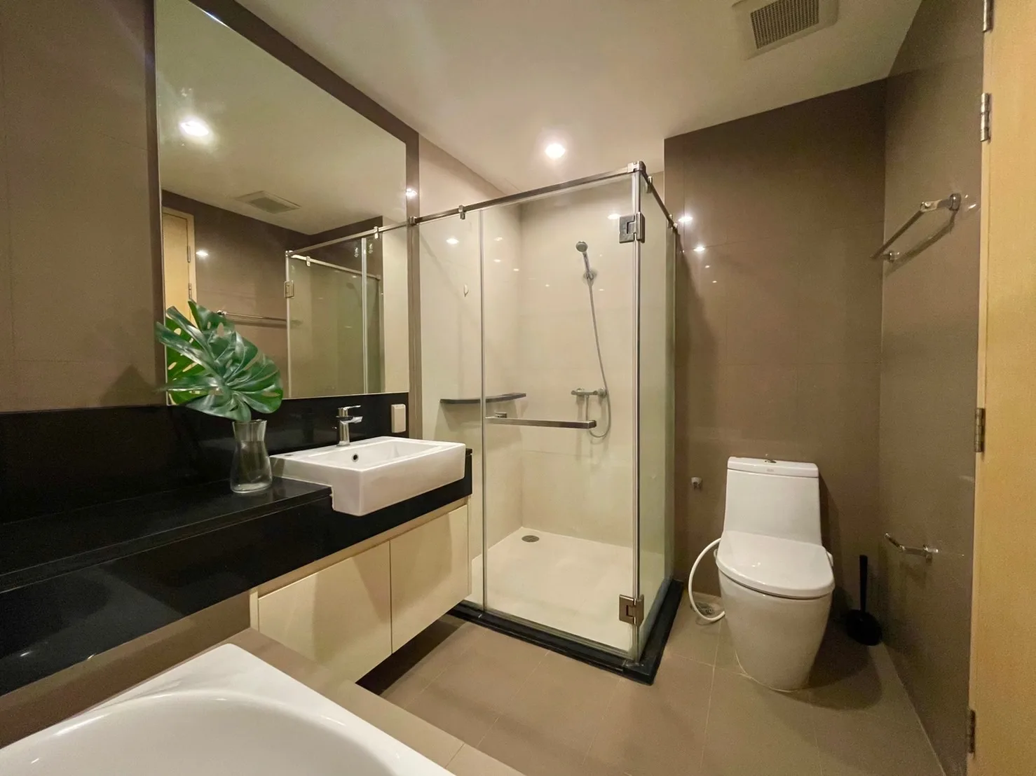Property photos for Siri On 8