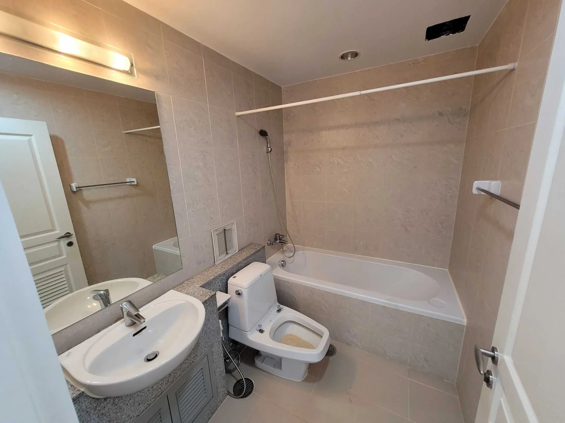 Property photos for Prasanmitr Thani Tower