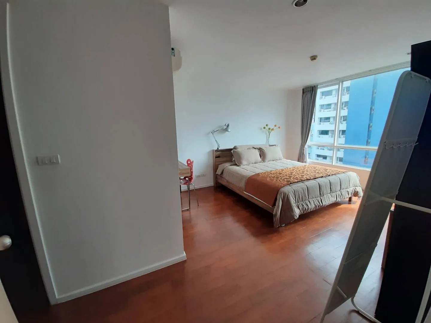 Property photos for Siri On 8