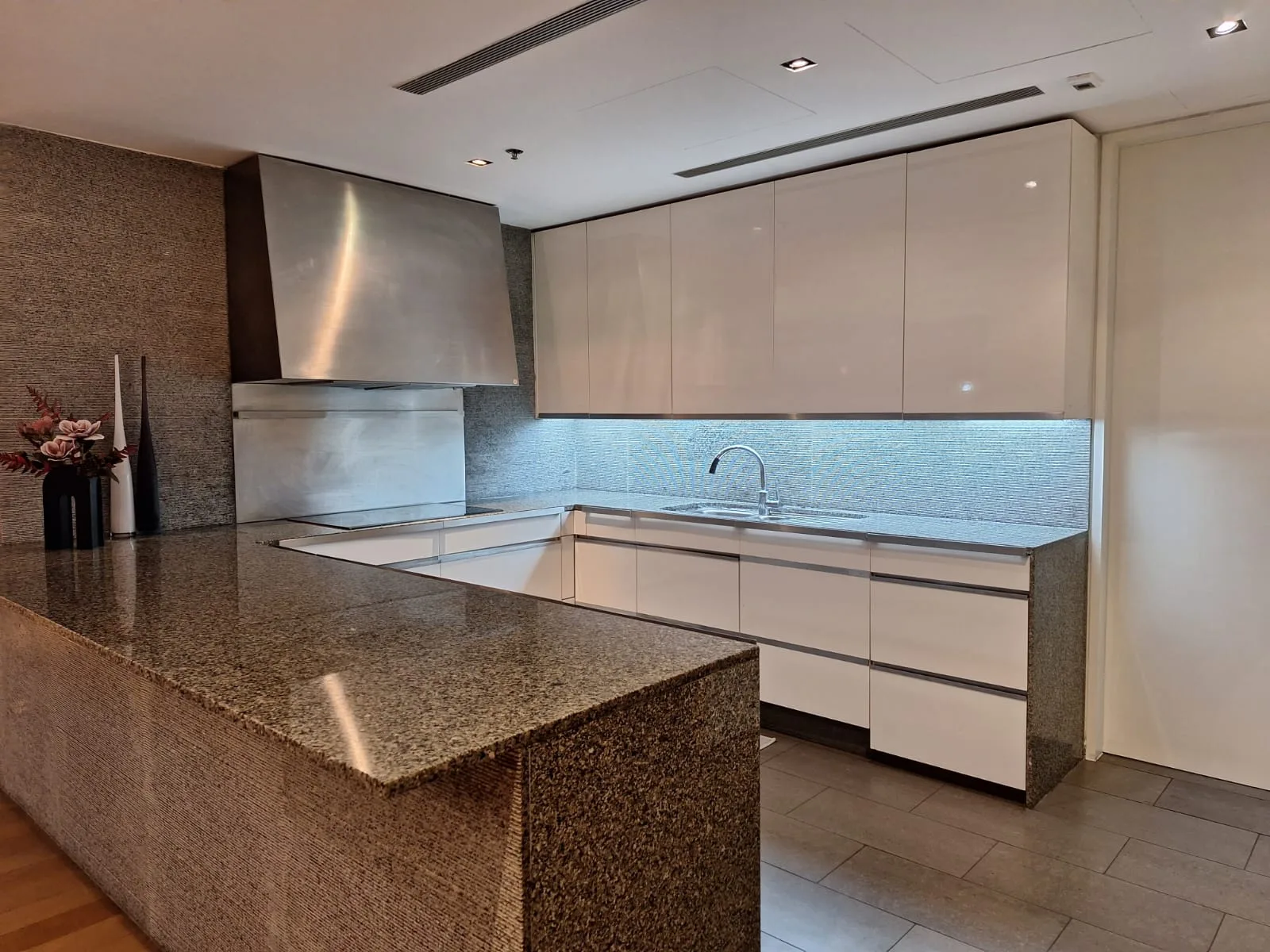 Property photos for The Met