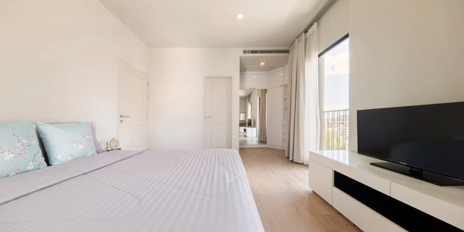 Property photos for Noble Refine
