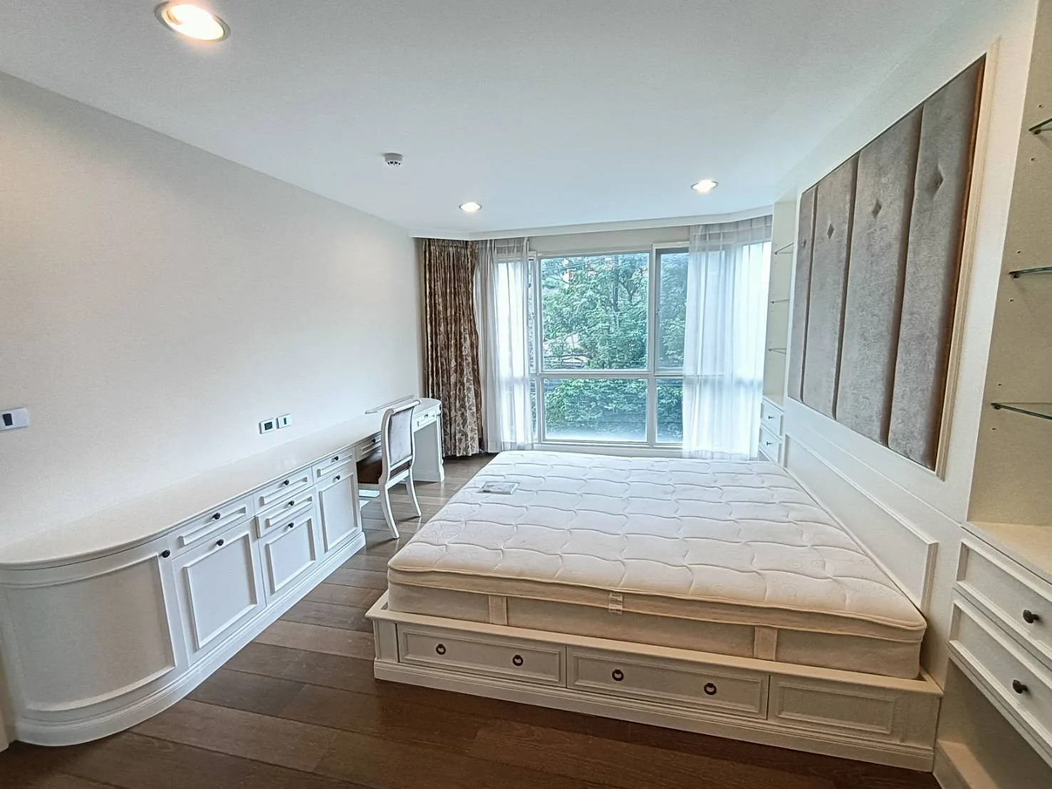 Property photos for The Crest Sukhumvit 24