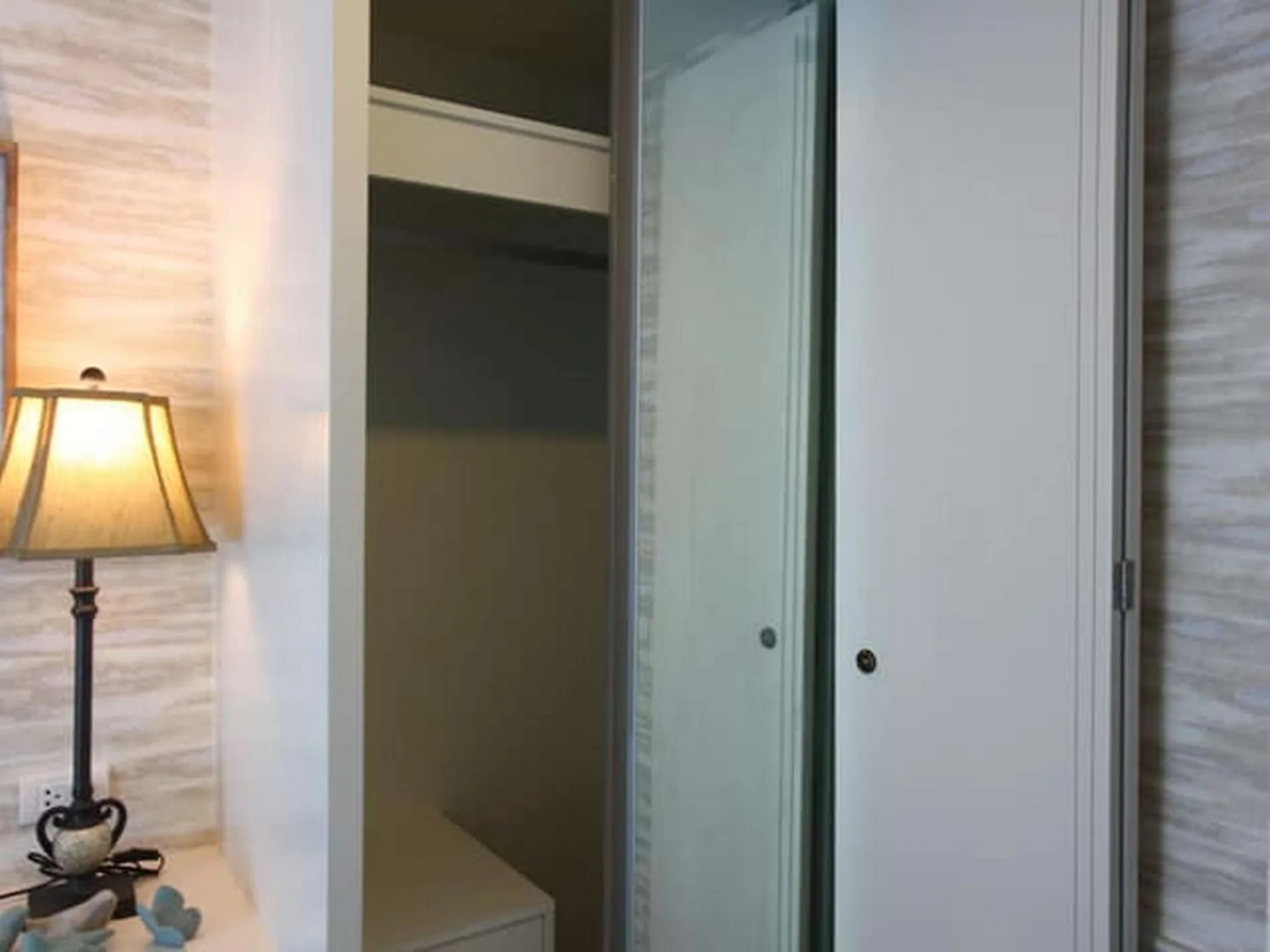 Property photos for Metro Luxe Rama 4