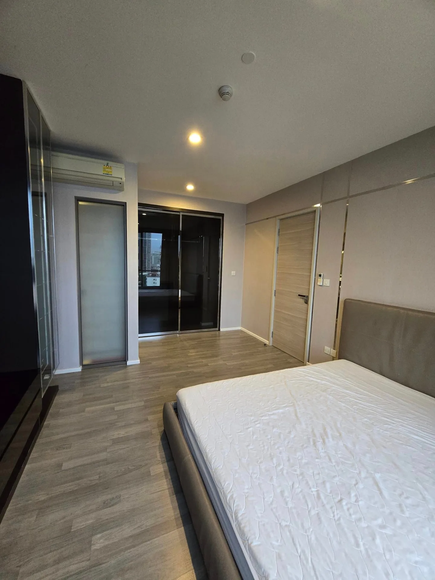 Property photos for The Room Sathorn - St.Louis