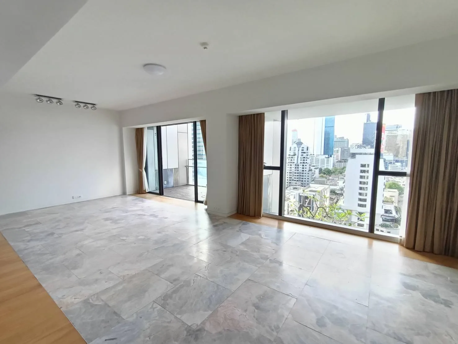 Property photos for The Met