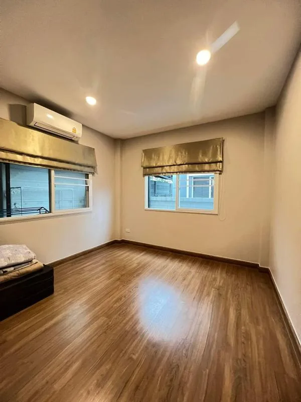 Property photos for Centro Rama9 ??? Motorway