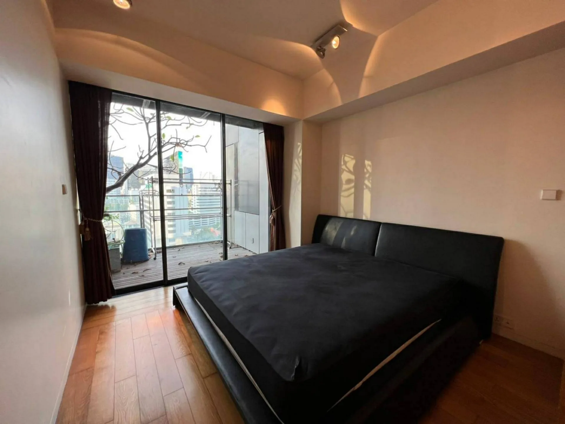 Property photos for The Met