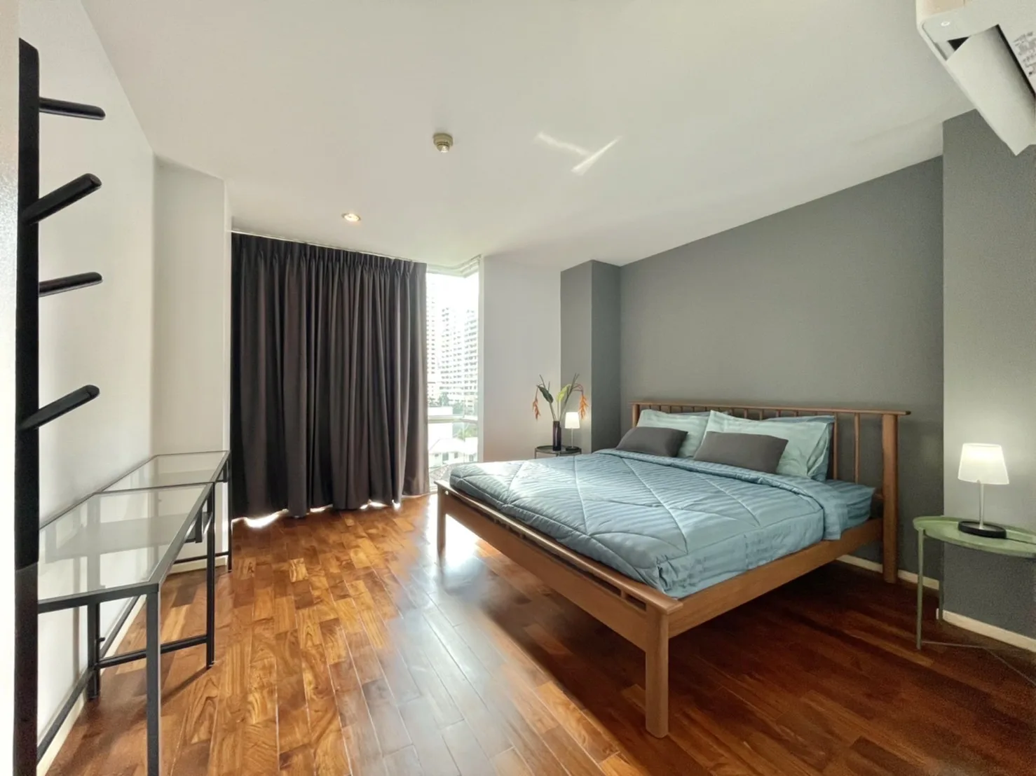 Property photos for Siri On 8