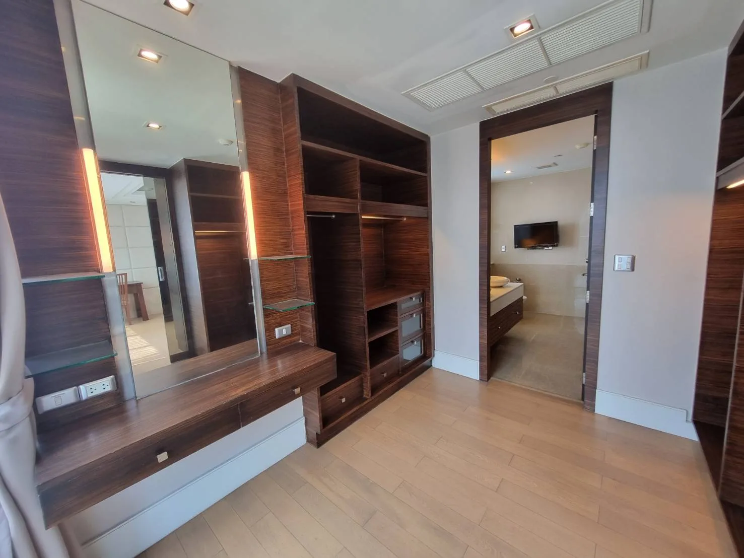 Property photos for Ideal 24
