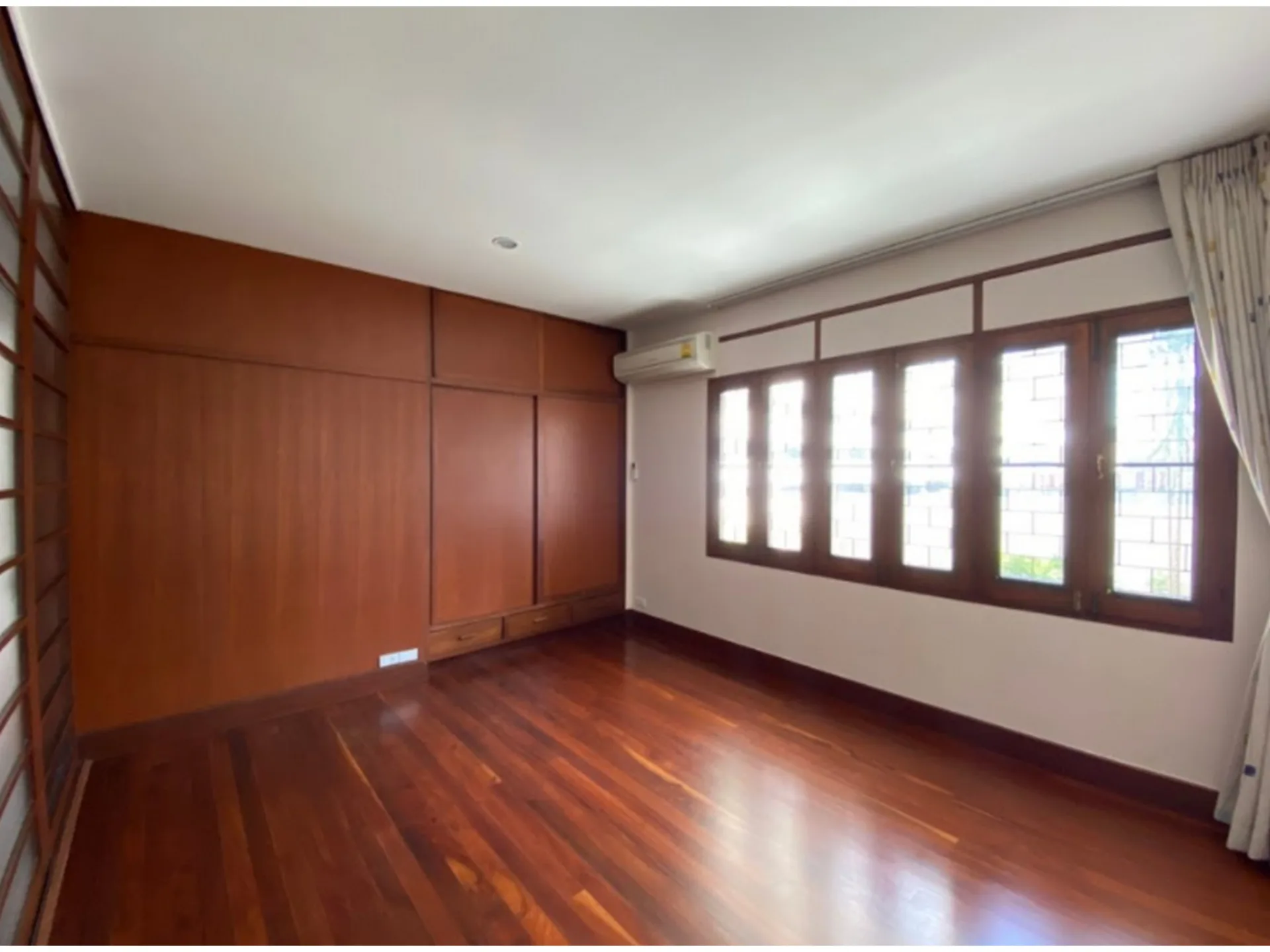 Property photos for 13 Yaek Soi Sammit