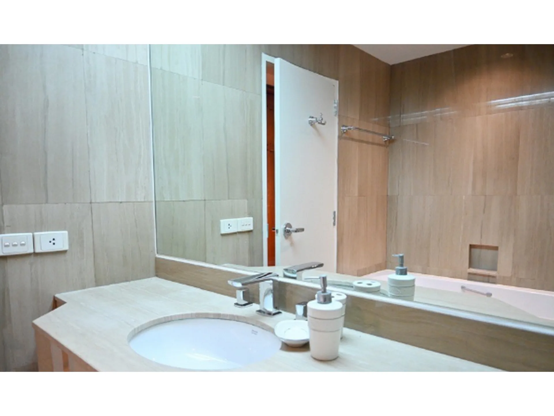 Property photos for Langsuan Ville