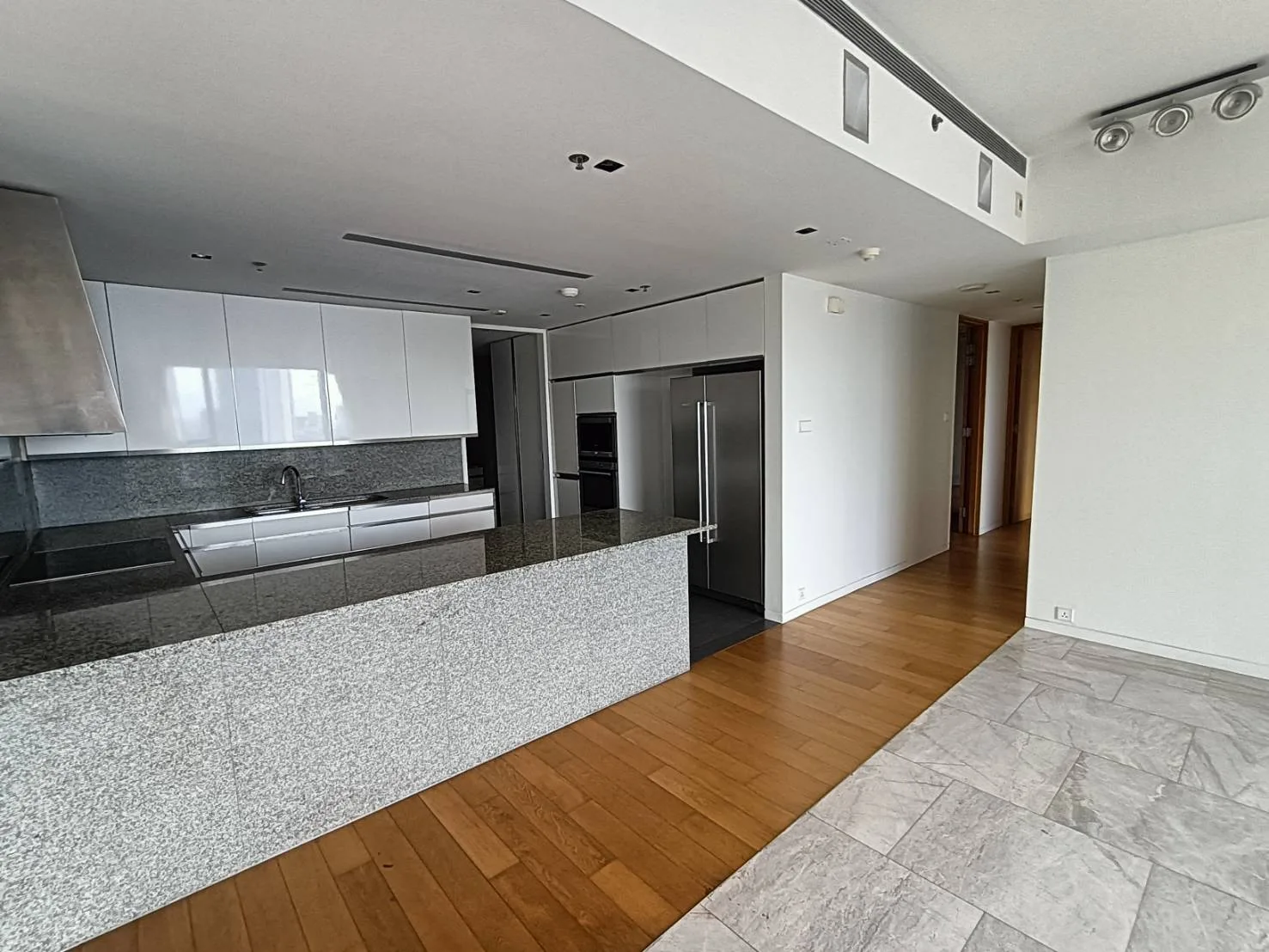 Property photos for The Met