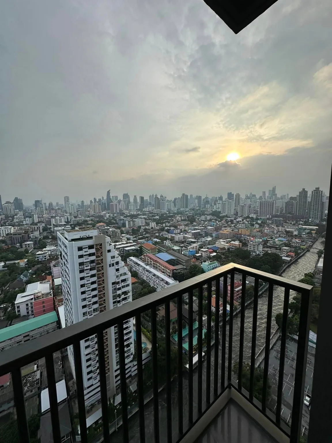 Property photos for The Base Phetchaburi-thonglor