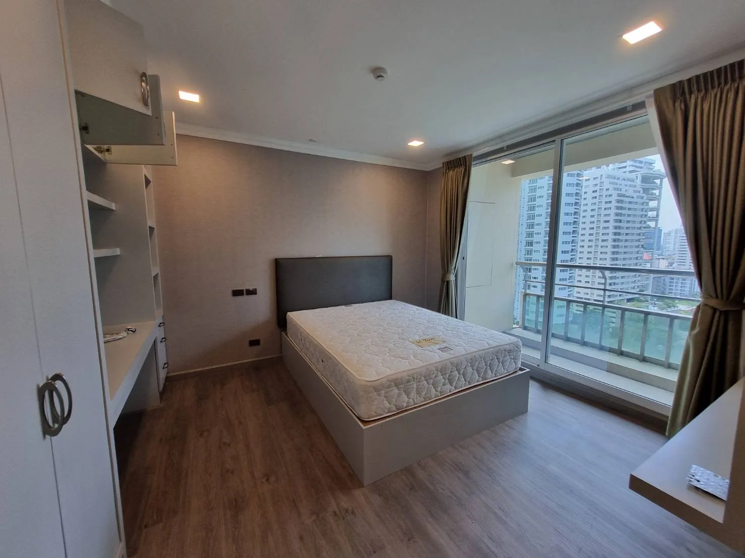 Property photos for Ideal 24