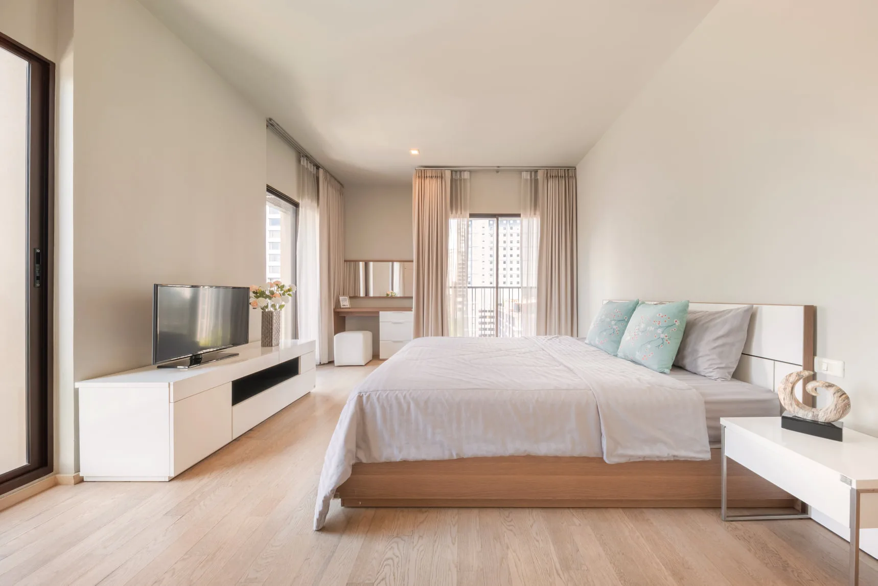 Property photos for Noble Refine