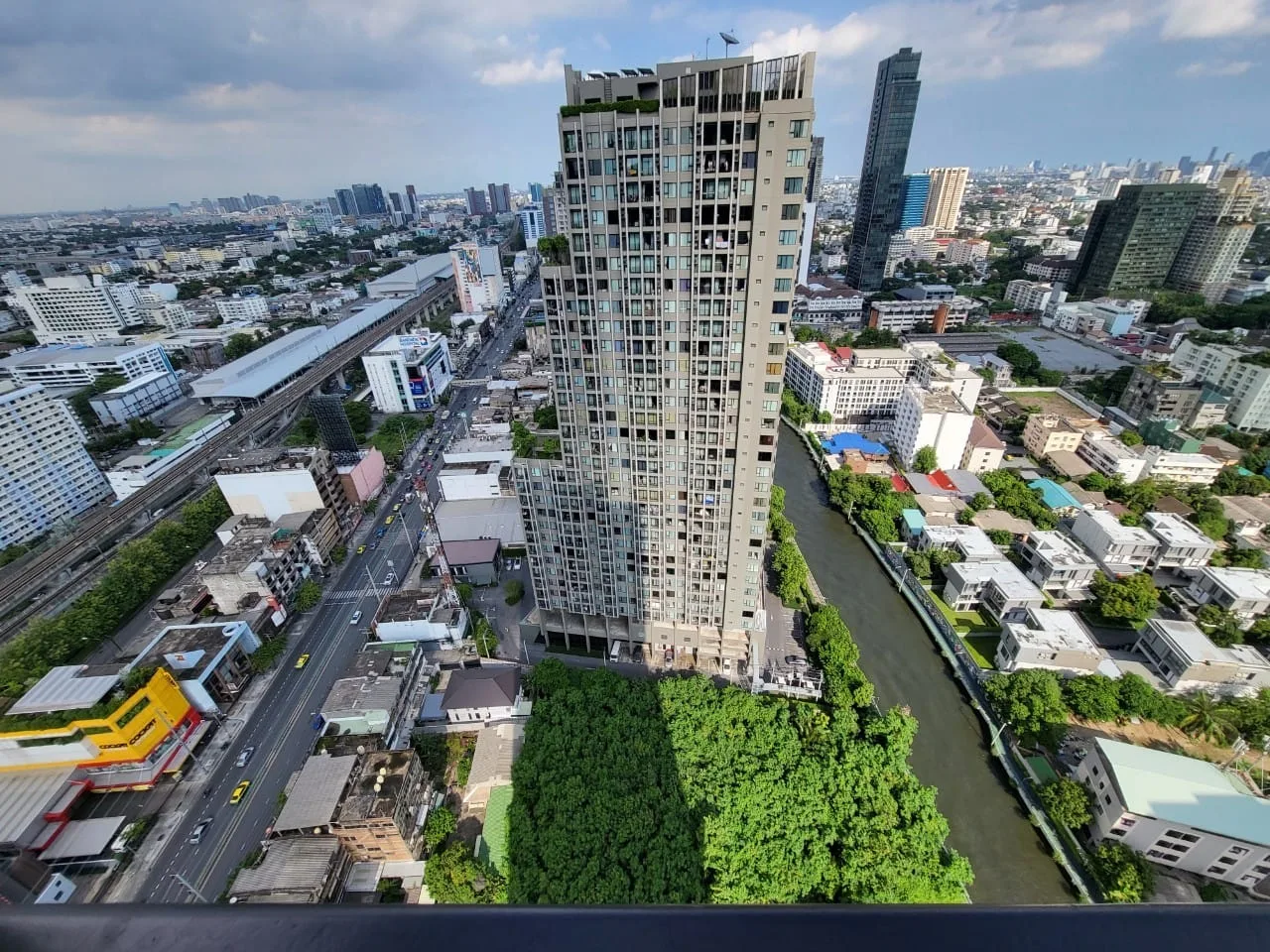 Property photos for The Base Phetchaburi-thonglor