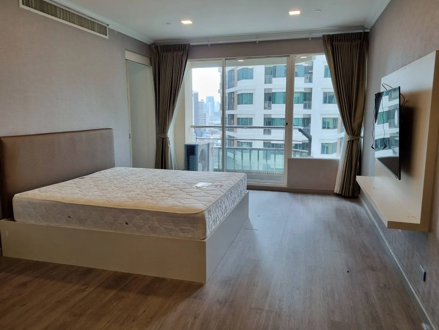 Property photos for Ideal 24