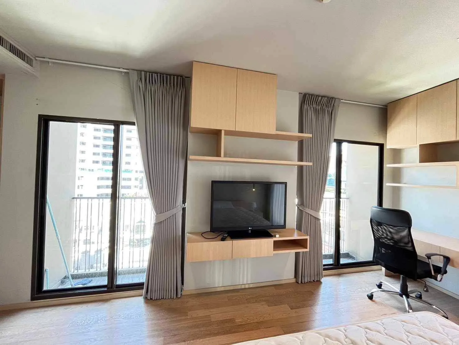 Property photos for Noble Refine