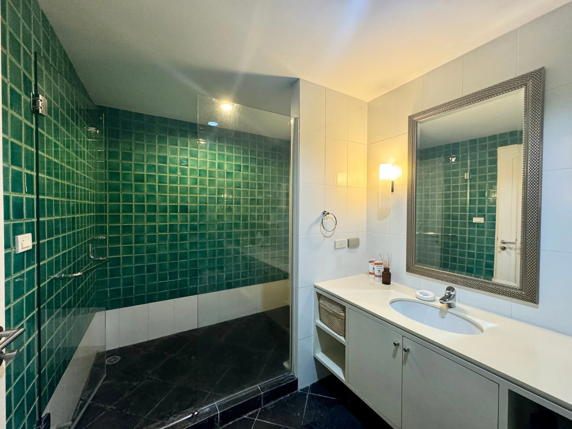 Property photos for Supreme Elegance