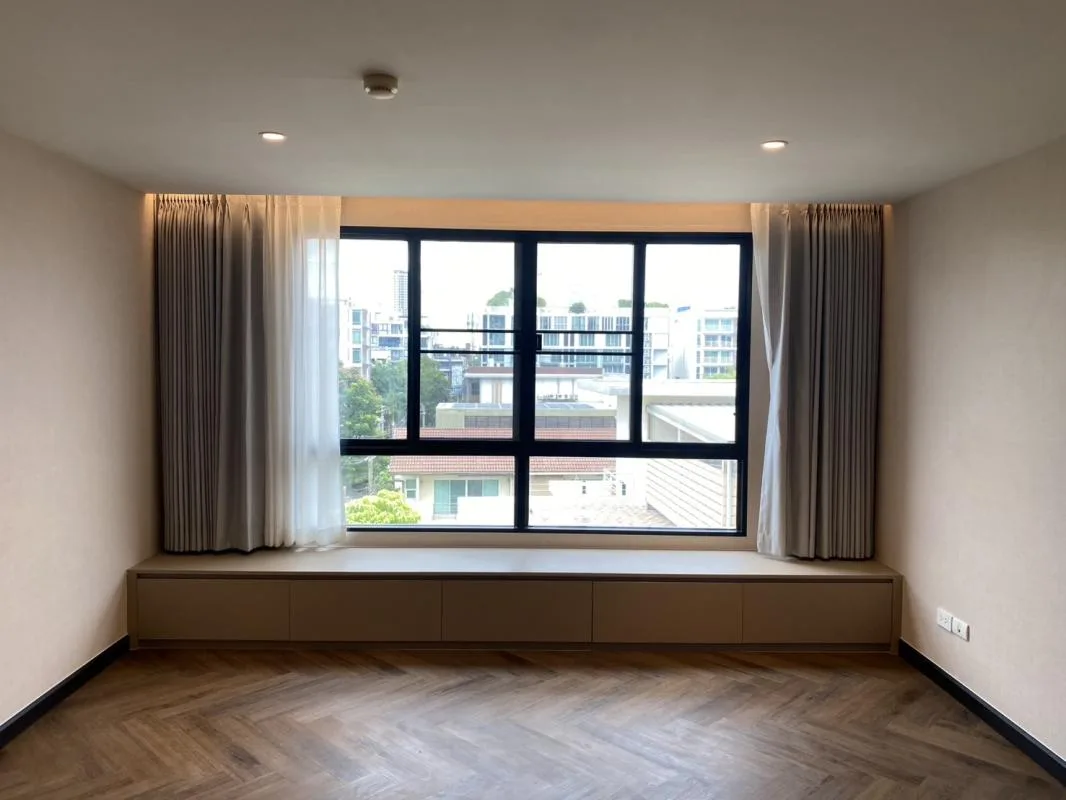 Property photos for Baxtor Paholyothin 14