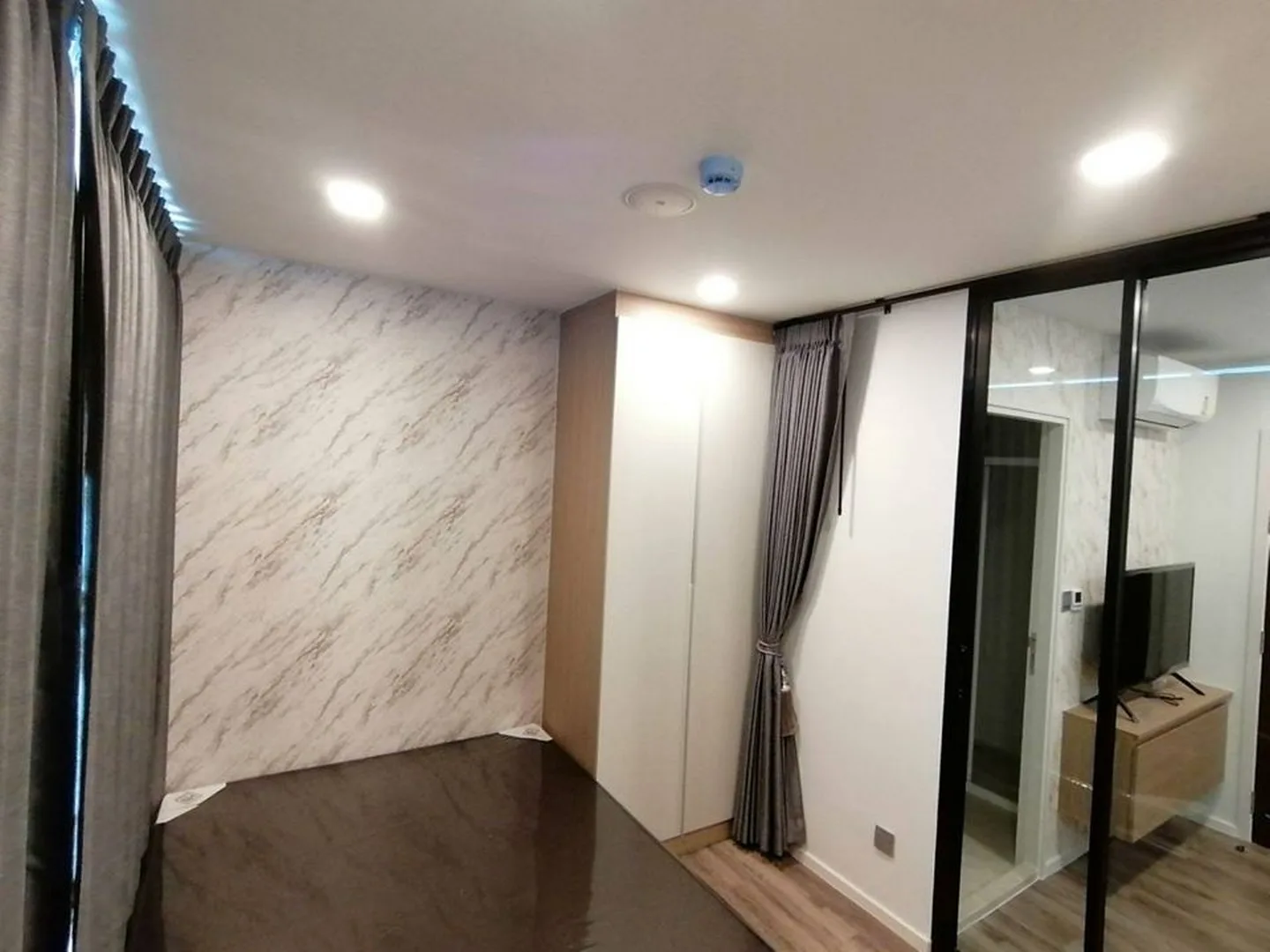 Property photos for Brown Condo Huaikwang