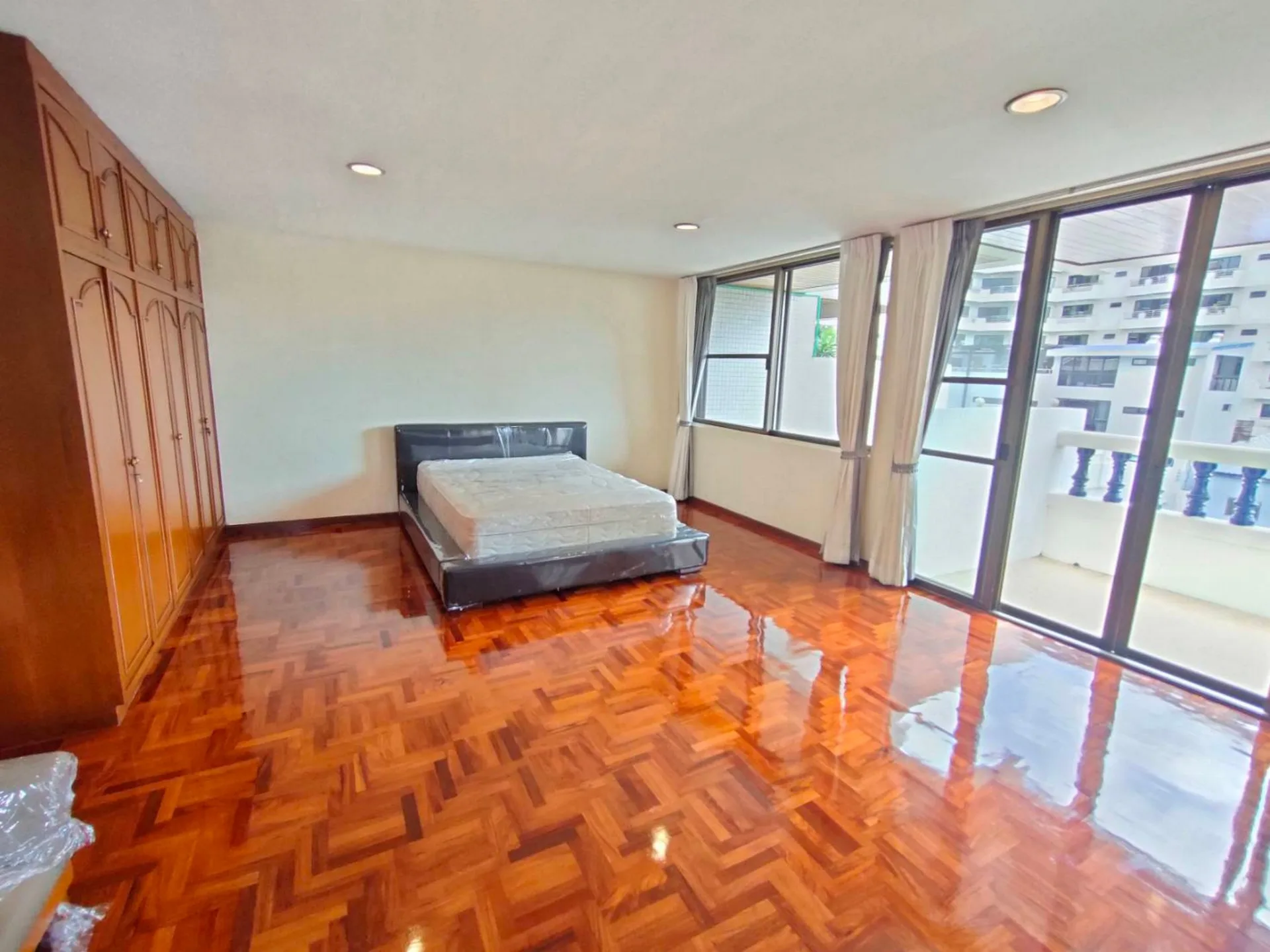 Property photos for Sriratana Mansion 1