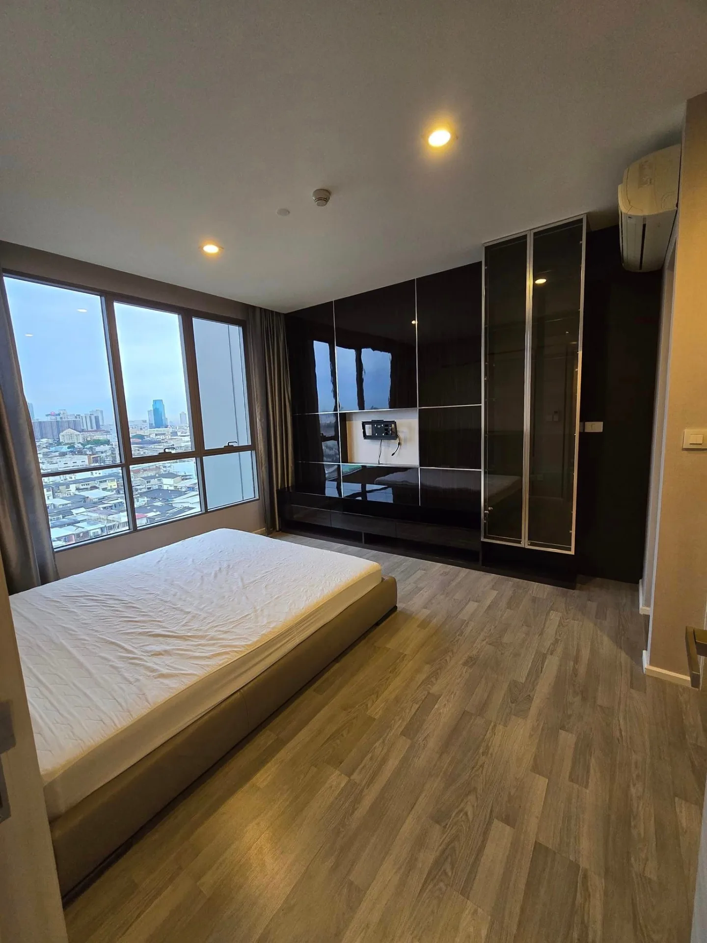 Property photos for The Room Sathorn - St.Louis