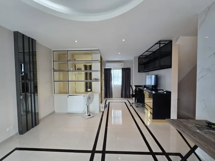 Property photos for District Ekkamai-ramintra