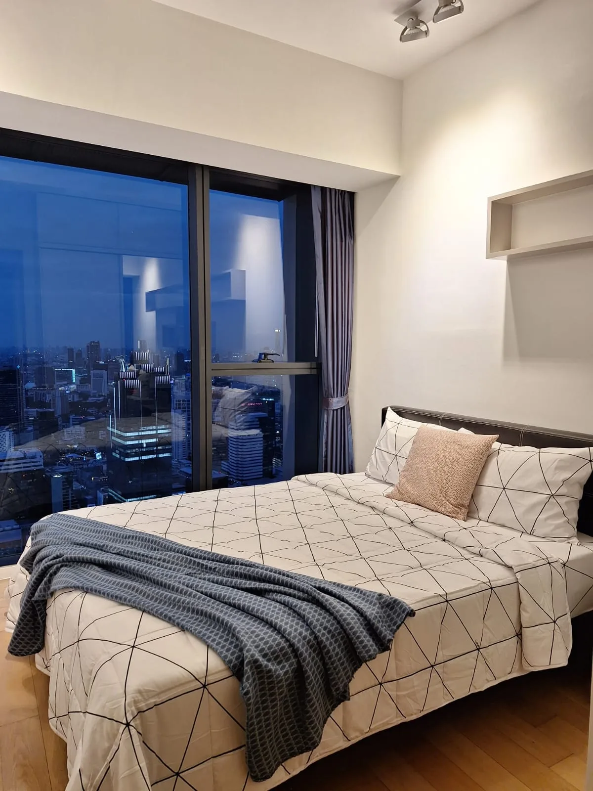Property photos for The Met