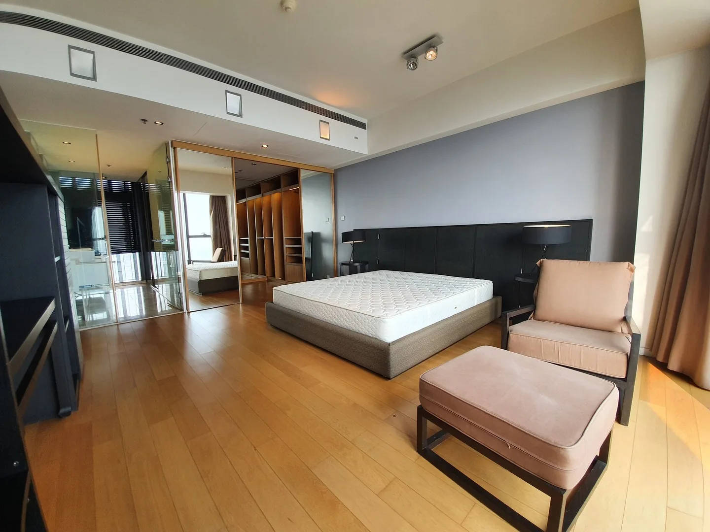 Property photos for The Met