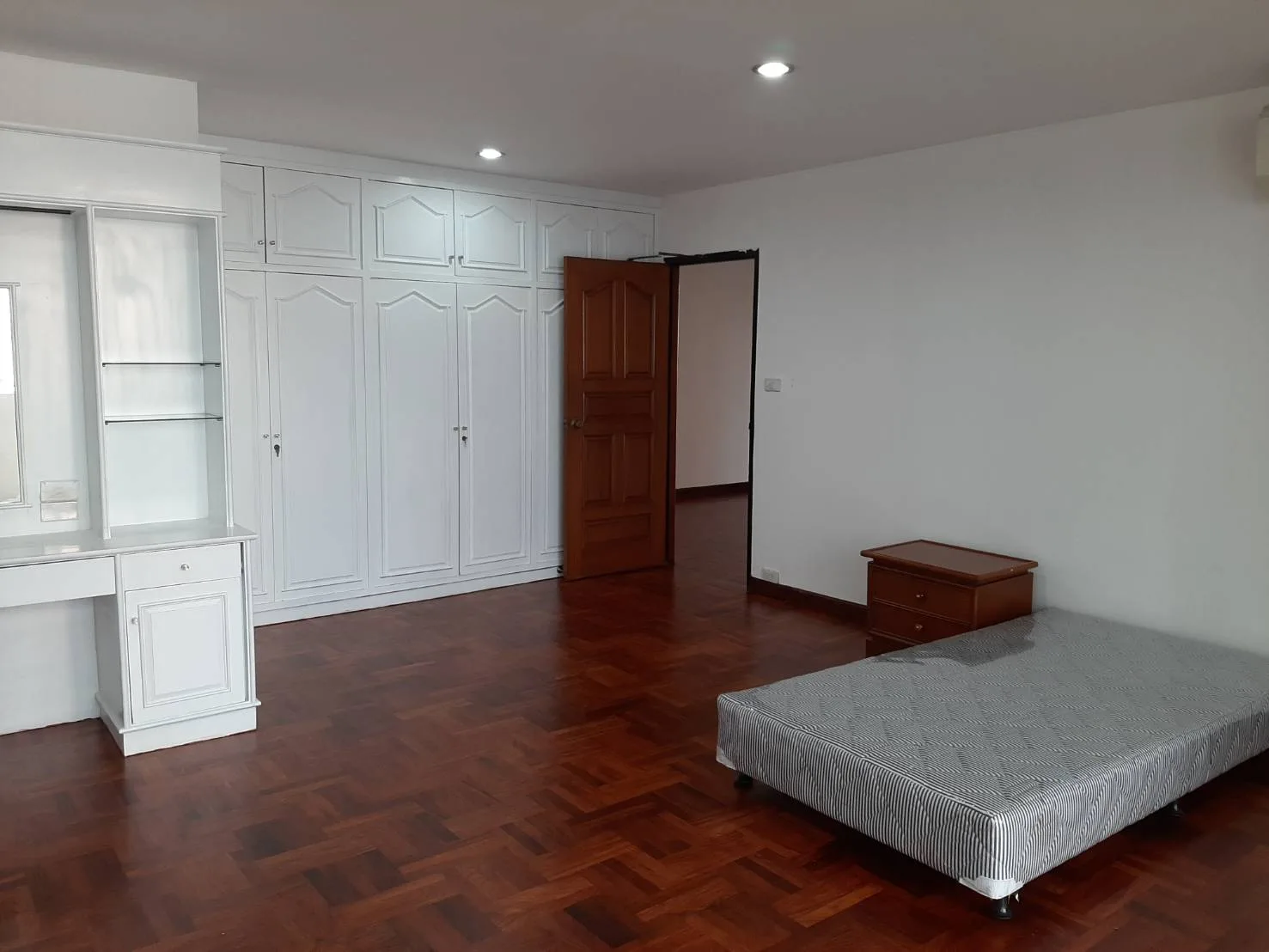 Property photos for Sriratana Mansion 1