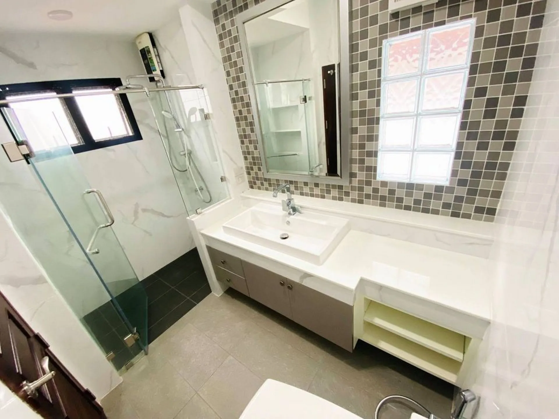 Property photos for Single Houses Suk. 105