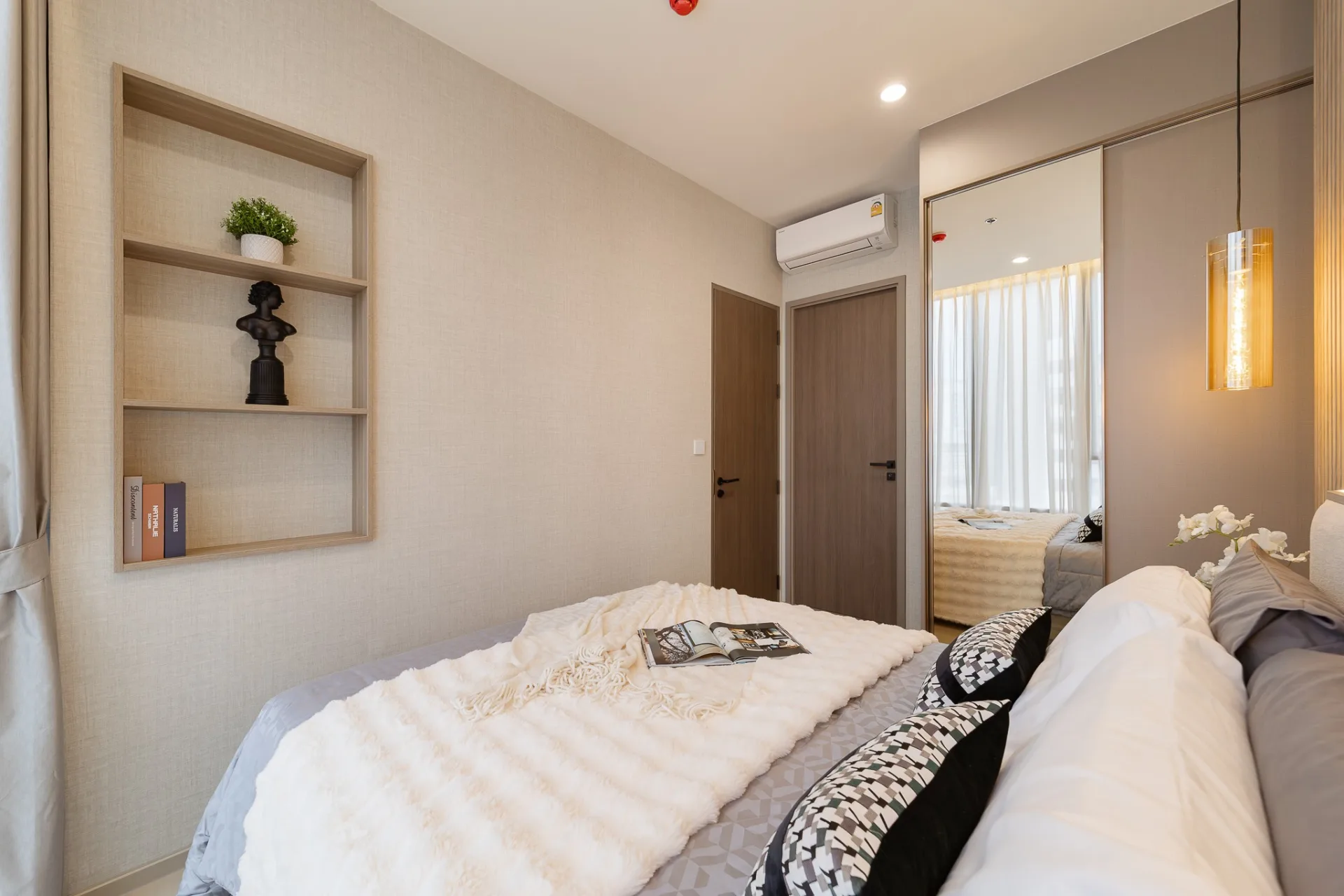 Property photos for The Extro Phayathai-rangnam