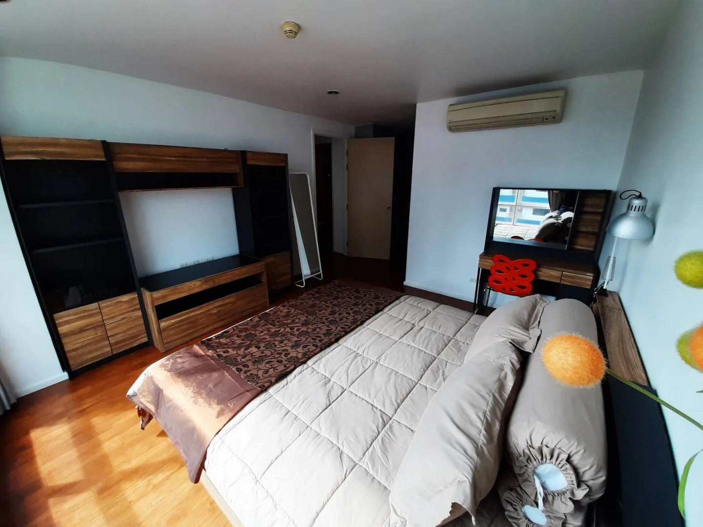 Property photos for Siri On 8