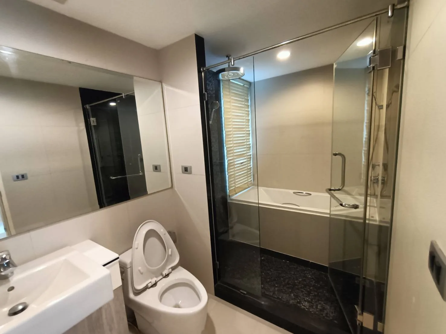Property photos for The Crest Sukhumvit 24