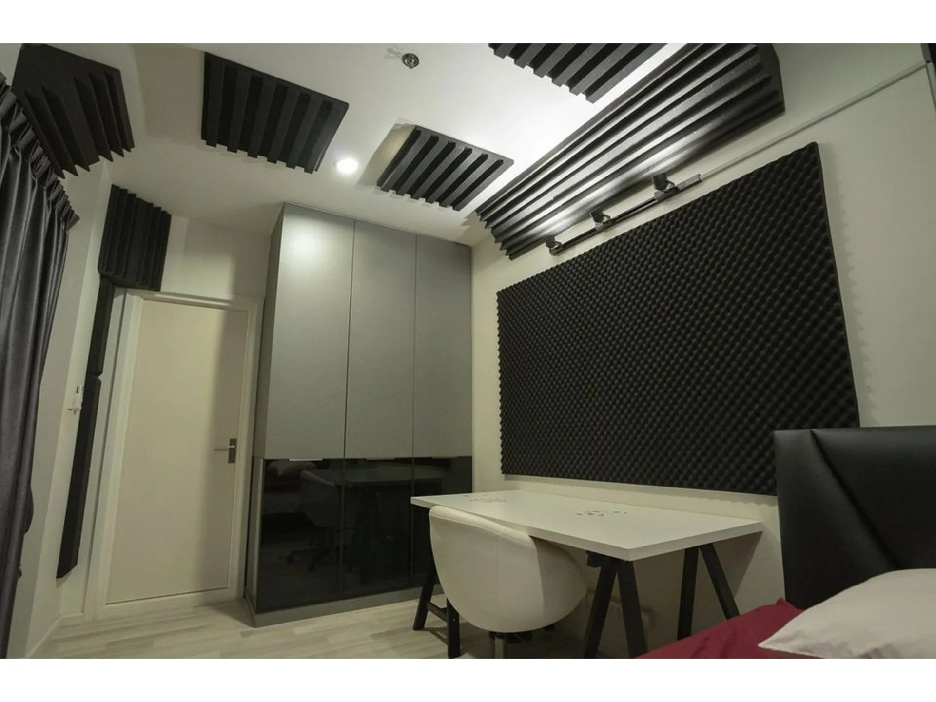 Property photos for The Key Sathorn - Charoenraj