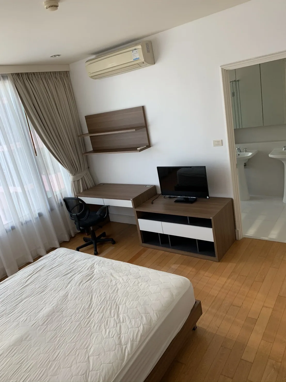 Property photos for Aguston Sukhumvit 22