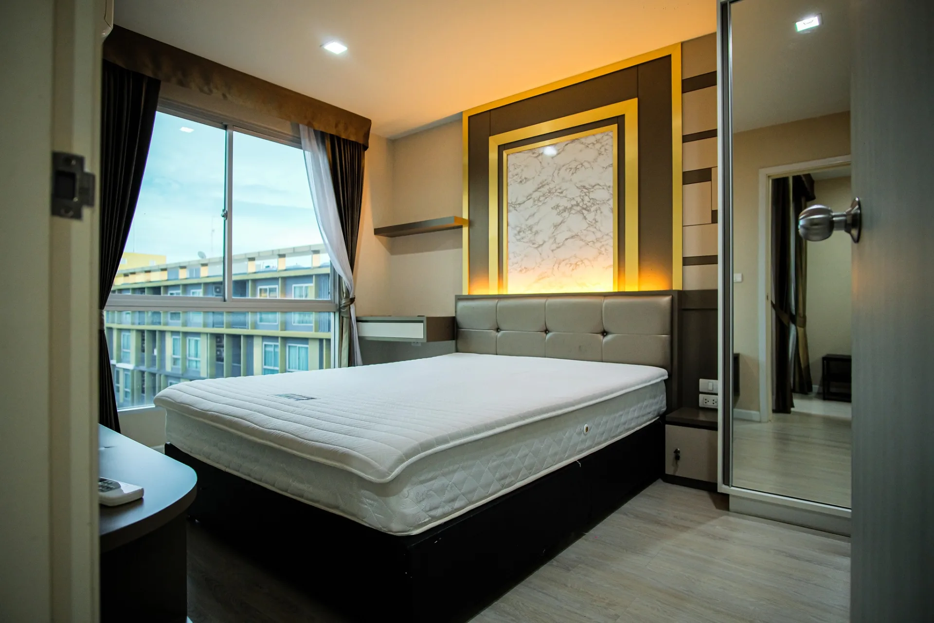 Property photos for Metro Luxe Rama 4