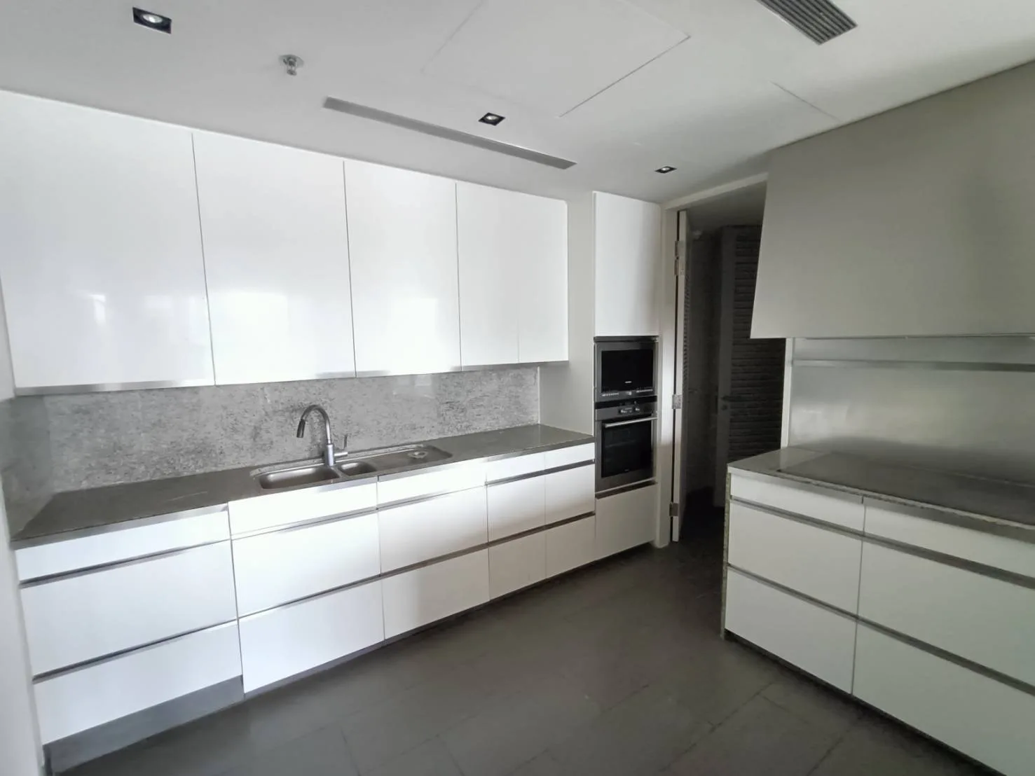 Property photos for The Met